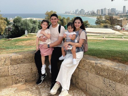 5 Potret Liburan Samuel Zylgwyn dan Franda Ajak Kedua Anak Berlibur ke Israel