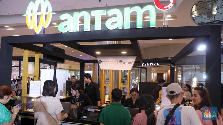 Suasana booth ANTAM di acara Investment Expo 2023 di Central Park Mall, Jakarta, Sabtu (16/9/2023). (CNBC Indonesia/Faisal Rahman)