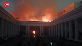 VIDEO: Momen Personel Damkar Berusaha Padamkan Api di Museum Gajah