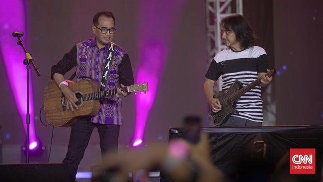 Menhub Budi Karya Sumadi berduet dengan grup musik GIGI di panggung Hub Fest Perayaan Hari Perhubungan Nasional 2023, di Istora Senayan, Jakarta Pusat.