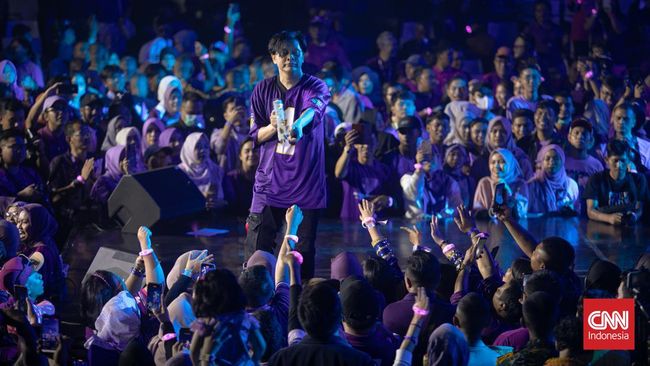 Penampilan grup musik GIGI yang menghentak sukses menutup perayaan Harhubnas 2023 dalam gelaran Hub Fest di Istora Senayan, Jakarta Pusat, Minggu (17/9).