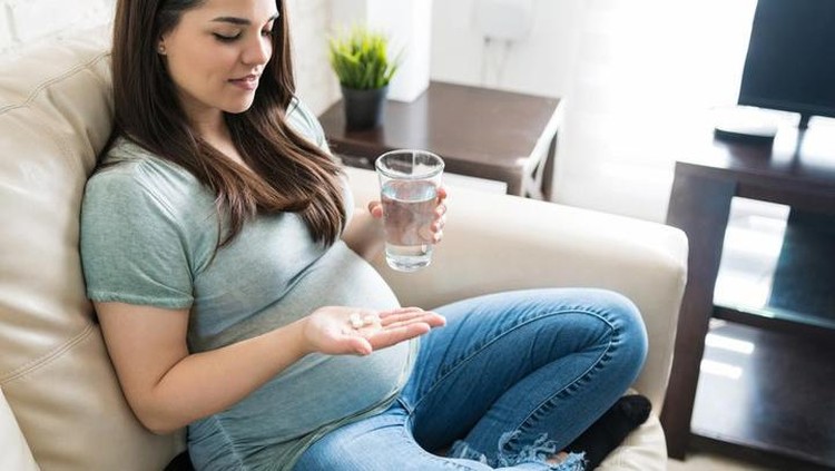 Bunda perlu mencukupi kebutuhan nutrisi serta vitamin ibu hamil trimester 3 agar tetap sehat dan Si Kecil dapat tumbuh dengan optimal.