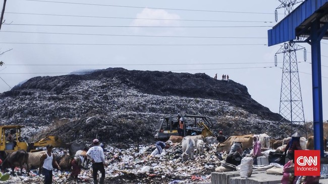 Puluhan keluarga terdampak asap kebakaran Tempat Pembuangan Sampah Akhir (TPA) Putri Cempo Mojosongo Solo.