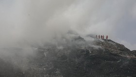 FOTO: TPA Putri Cempo Terbakar akibat Cuaca Panas di Solo