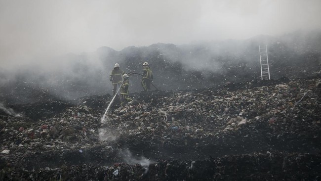 Operasi water bombing untuk menangani kebakaran TPA Putri Cempo Solo yang terjadi sejak akhir pekan lalu, pada Selasa ini dimulai sekitar 12.30 WIB.