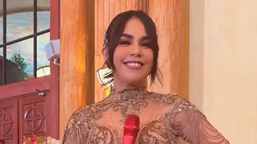 Melaney Ricardo menjadi MC di pernikahan anak Hotman Paris.