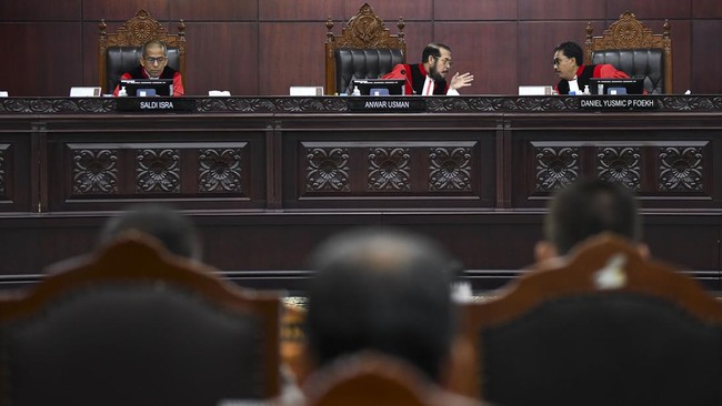 Hakim MK Saldi Isra menyebut beberapa hakim konstitusi berubah pandangan setelah Ketua MK Anwar Usman hadir dalam RPH perkara nomor 90 dan 91.