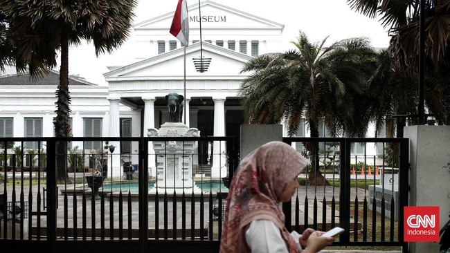 Sebanyak 80 orang personel kepolisian diterjunkan untuk mengamankan Museum Nasional usai insiden kebakaran yang terjadi pada Sabtu (16/9).