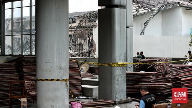 Polisi mengaku kesulitan membedakan puing bangunan dengan benda bersejarah yang terbakar di Museum Nasional.
