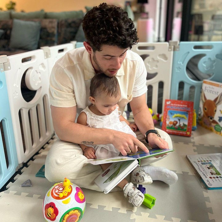 <p>Putri mereka diberi nama Malti Marie. Untuk diingat kembali, bayi cantik tersebut lahir lewat surogasi atau ibu pengganti. (Foto: Instaagram @priyankachopra)<br /><br /><br /></p>