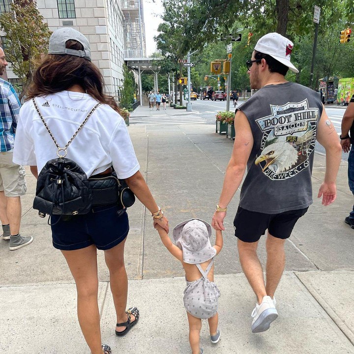 <p>Tak hanya itu, hubungan Nick dan Priyanka juga terlihat semakin harmonis. Dalam beberapa potret keduanya tampi semakin mesra setelah kelahiran putri pertama. (Foto: Instaagram @priyankachopra)<br /><br /><br /></p>
