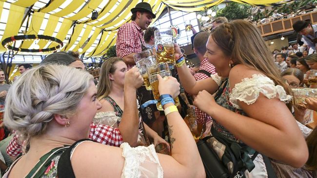 Tahun ini banyak yang melewatkan Oktoberfest, festival ikonik di Jerman, karena harga bir yang dinilai terlalu mahal.