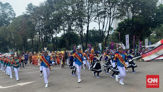 Pertunjukan marching band dari Kementerian Perhubungan resmi membuka puncak perayaan Hari Perhubungan Nasional 2023 di Senayan, Jakarta, Minggu (17/9).
