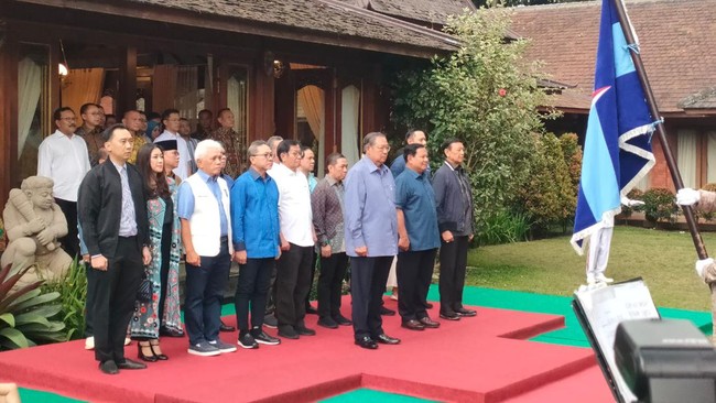Ketua Majelis Tinggi Partai Demokrat Susilo Bambang Yudhoyono (SBY) tiba di kediaman Prabowo Subianto di Hambalang, Jawa Barat, Minggu (17/9).