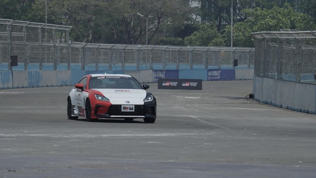 Acara ini untuk memberikan kesempatan kepada pelanggan Toyota GR, dan anggota GR Enthusiasts Community menjajal line up GR.