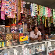 Kenapa Penjaga Warung Madura Selalu Gonta-ganti Orang? Ternyata Ini Alasannya