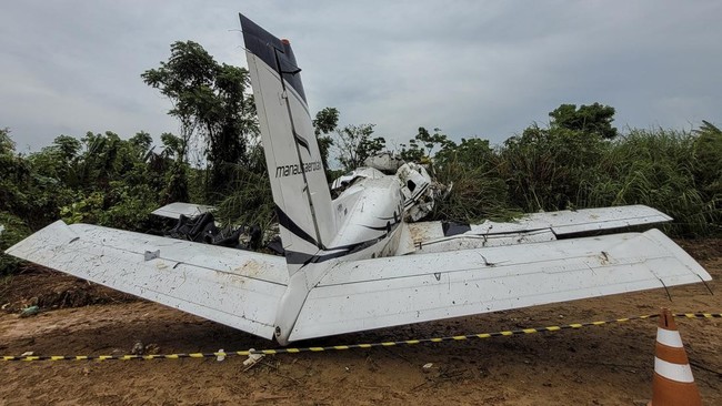 Pesawat Dabi Air tergelincir dan menabrak bukit usai mendarat di Bandara Kogapa, Kabupaten Intan Jaya, Papua Tengah, Kamis (7/12) pagi.