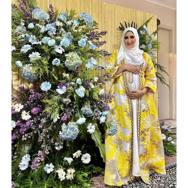 <p>Aktris cantik keturunan Arab, Tania Nadira, baru-baru ini menggelar tasyakuran 4 bulan kehamilannya yang keempat. Acara ini digelar secara sederhana di kediamannya. Tania mengundang kerabat dan rekan kerjanya, Bunda. (Foto: Instagram: @tanianadiraa)</p>