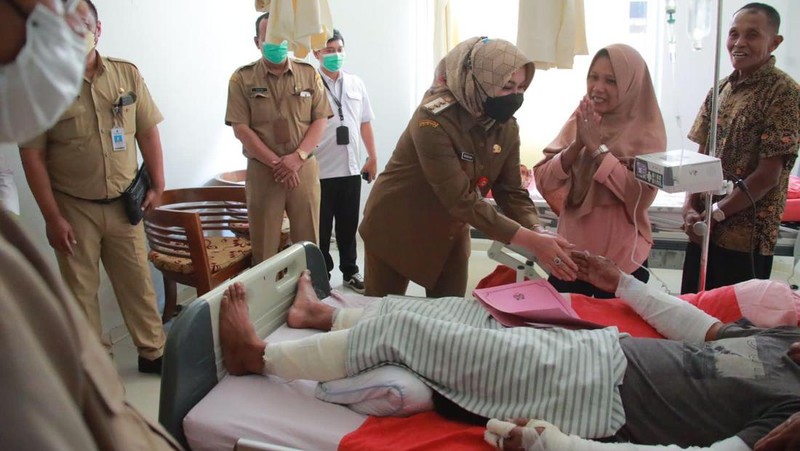 Bupati Klaten menjenguk dua orang relawan desa yang mengalami luka bakar saat memadamkan api di Desa Krikilan, Kecamatan Bayat, Klaten, Senin (18/9).