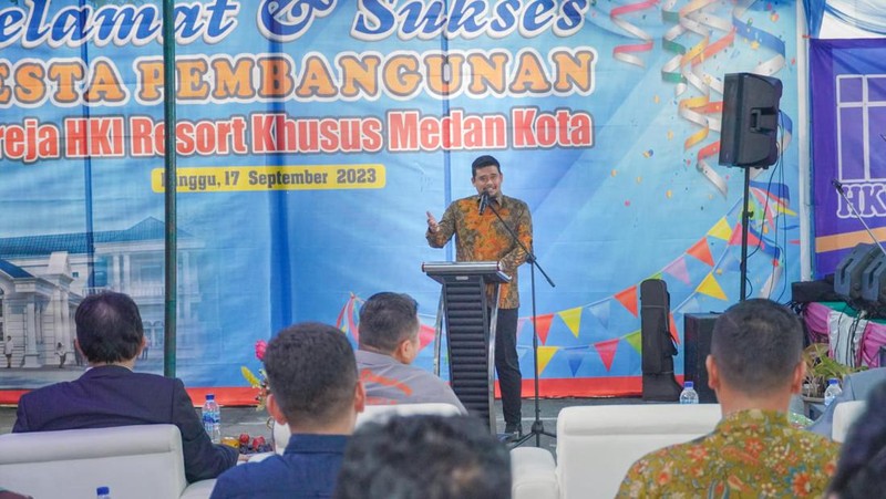 Ratusan jemaat menyambut hangat dan penuh suka cita kedatangan Wali Kota Medan di Pesta Pembangunan di Gereja Huria Kristen Indonesia (HKI).