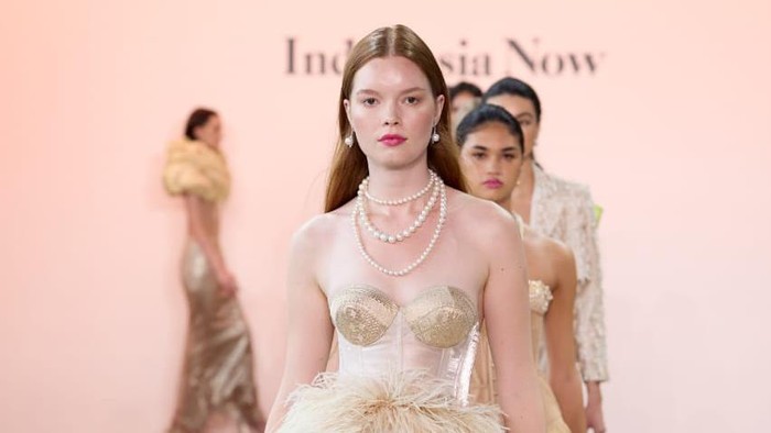 img-title Fashion Update: AYUMI, Brand Lokal yang Membawa Songket ke Panggung New York Fashion Week Tahun Ini