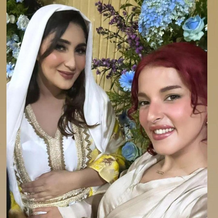 <p>Beberapa teman dekat Tania juga turut hadir. Salah satunya adalah selebgram yang juga keturunan Arab, Tasya Farasya. Dalam beberapa unggahan, Tasya terlihat hadir sejak awal hingga akhir acara. (Foto: Instagram: @tanianadiraa)</p>