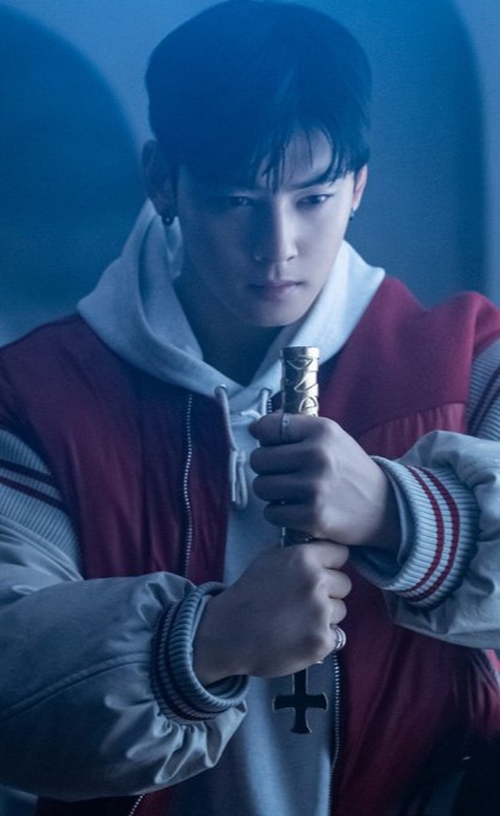 Cha Eun Woo juga bermain peran dalam drama yang diadaptasi dari webtoon fantasi, ‘Island’. Ia berperan sebagai pendeta Johan/Foto: hancinema.net