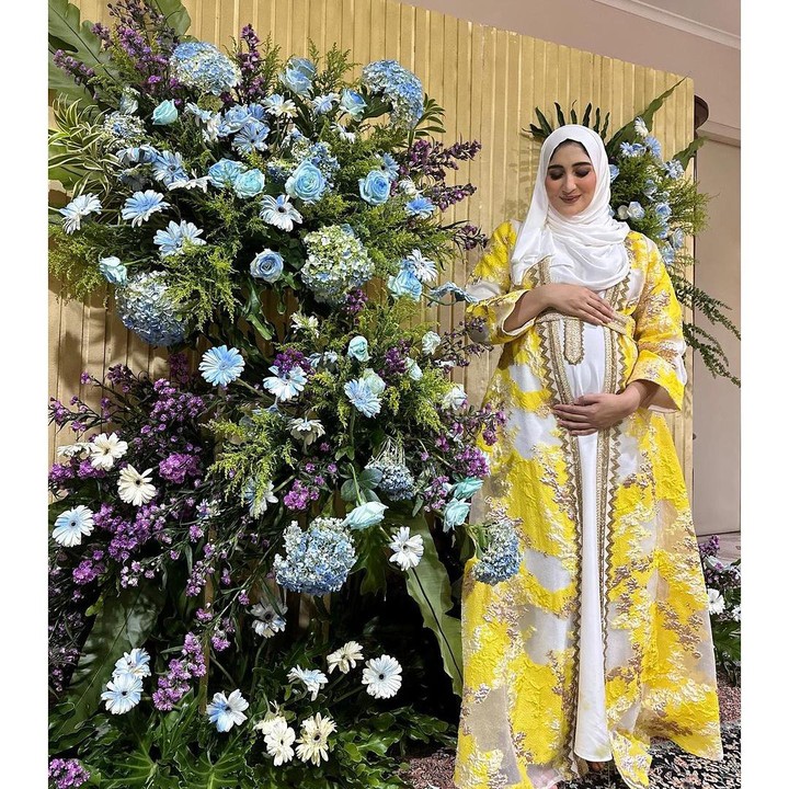 <p>Pada acara ini, Tania terlihat menggunakan gamis berwarna kuning dan putih. Sementara untuk dekorasi, ia memilih bunga-bunga berwarna cerah menghiasi ruangan dalam rumah. Meski diadakan di rumah dan secara sederhana, acara ini tetap berlangsung hikmat dan penuh kebahagiaan (Foto: Instagram: @tanianadiraa)</p>