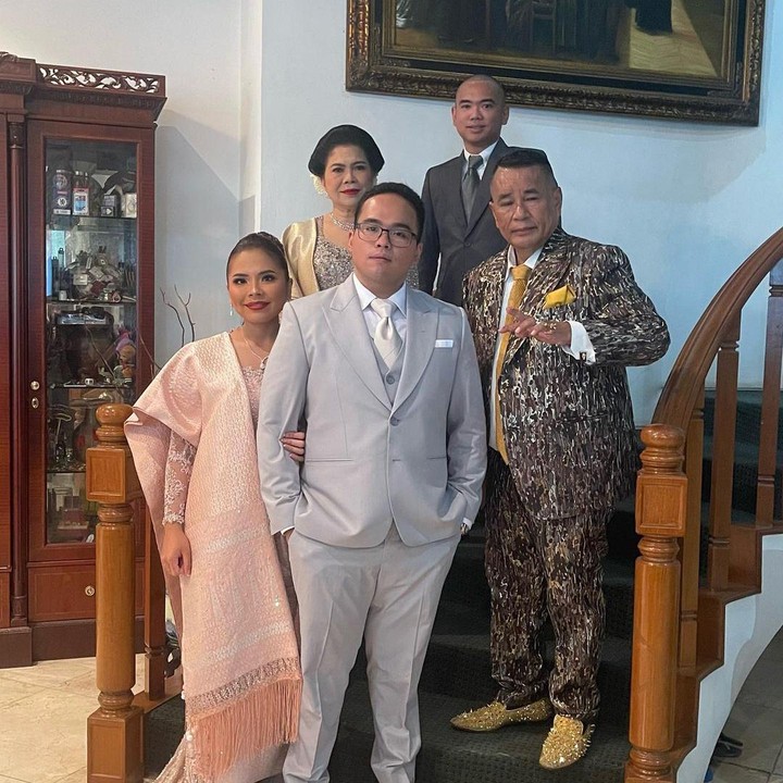 <p>Putra bungsu pengacara kondang Hotman Paris Hutapea, Fritz Paris Hutapea, resmi menikah dengan sang pujaan hati bernama Chen Giovani Soetanto, pada Sabtu (16/9/23). Resepsi pernikahan keduanya digelar meriah di Balai Samudra, Kelapa Gading, Jakarta Utara. (Foto: Instagram @fritzhutapea/ @chengiovanis/ @hotmanparisofficial)</p>