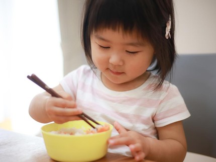 Panduan Cara Memakai Sumpit yang Benar ala Orang Korea, Mudah Ajarkan ke Anak