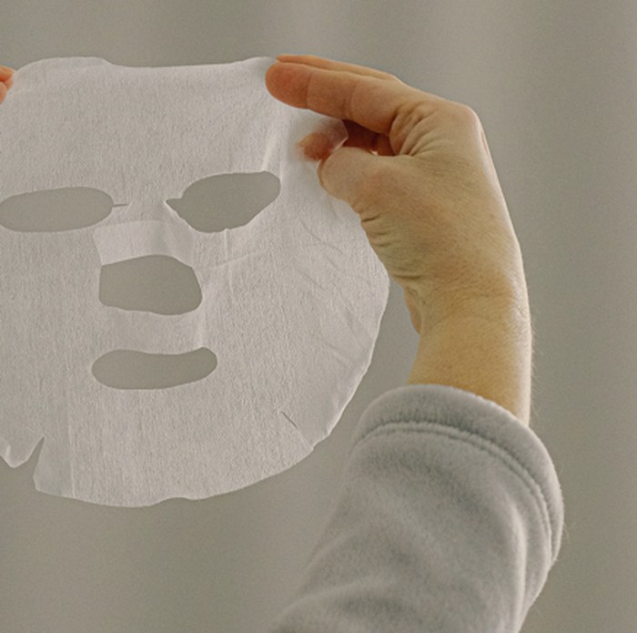 Ilustrasi sheet mask /Foto: pexels.com/Anna Shvets