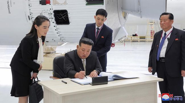 Kim Yo Jong, adik perempuan Pemimpin Korea Utara Kim Jong Un, terlihat menenteng tas mewah saat perjalanan ke Rusia baru-baru ini. Benarkah tas keluaran Dior?