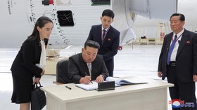 Mengintip Tas Mewah yang Ditenteng Adik Kim Jong Un