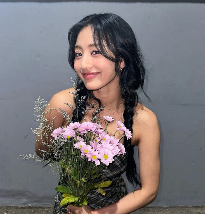 Lebih berani lagi, ia juga memakai skinny vintage mini dress. Outfit ini memang sangat cocok dengan kepribadian Jihyo. Setuju kan?/ Foto: instagram.com/_zyozyo