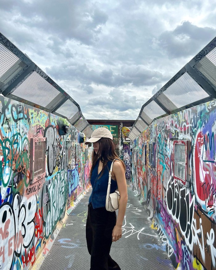 Outfit vest denim dengan corduroy pants terlihat stylish saat dipakai oleh Krystal. Sederhana, tapi terlihat mewah dengan tas bermerk. Liburan ke London ala idol Kpop memang beda./ Foto: instagram.com/vousmevoyez