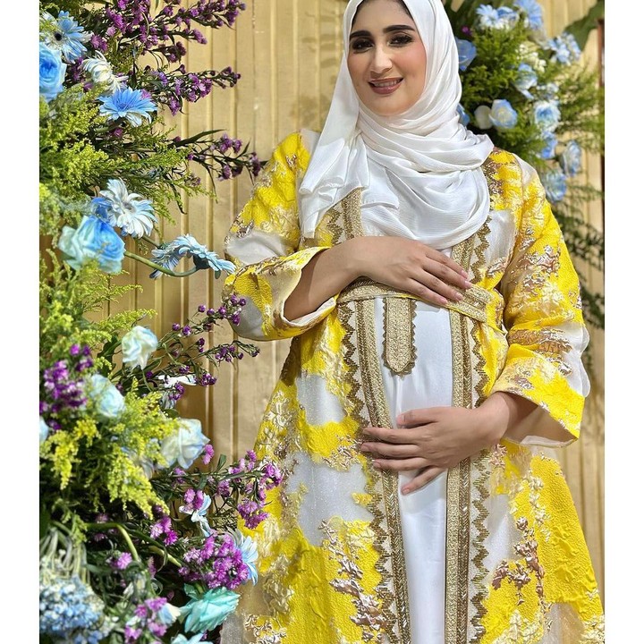 <p>Pada beberapa foto yang dibagikan, Tania tampak berpose sambil memegang baby bump kehamilannya yang sudah tampak besar. Tania terlihat glowing di acara tasyakuran ini. (Foto: Instagram: @tanianadiraa)</p>