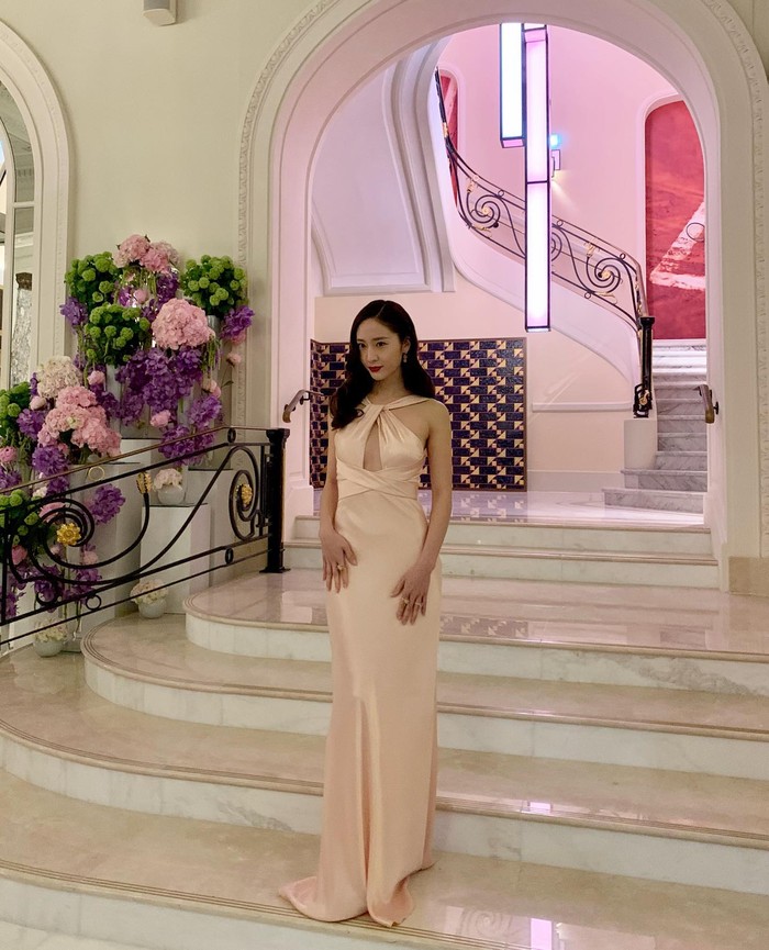 Penampilan Krystal ketika hadir di 76th Cannes Film Festival juga tak kalah memukau. Ia terlihat anggun bak sosialita kelas dunia./ Foto: instagram.com/vousmevoyez