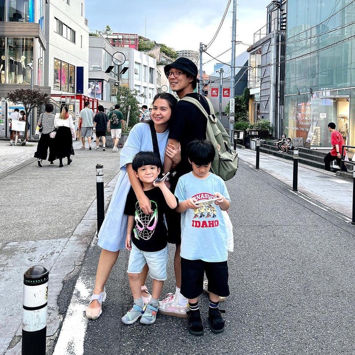 <p>"Bercanda-bercanda tau-tau beranak. Baek-baek deh sama bercandaan. Kadang ya sudah lah buat lucu-lucuan saja, eh tau-taunya malah diseriusin. Ternyata hidup se-bercanda itu, ya," tulis Putri. (Foto: Instagram: @putrititian)</p>