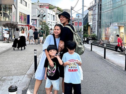 Jauh dari Gosip, Potret Putri Titian dan Junior Liem Sudah 7 Tahun Nikah & Punya 2 Anak