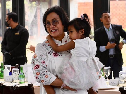 7 Potret Menteri Sri Mulyani Mengasuh Cucu-cucunya, Terbaru Gendong dan Mandikan Bayi