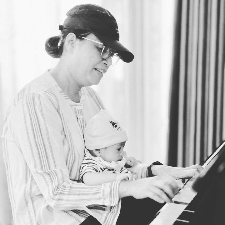 <p>Menteri Keuangan Sri Mulyani memiliki lima orang cucu dari tiga orang anak. Ia pun dikenal sebagai salah satu menteri yang sangat dekat dengan cucu-cucunya. (Foto: Instagram: @smindrawati)</p>