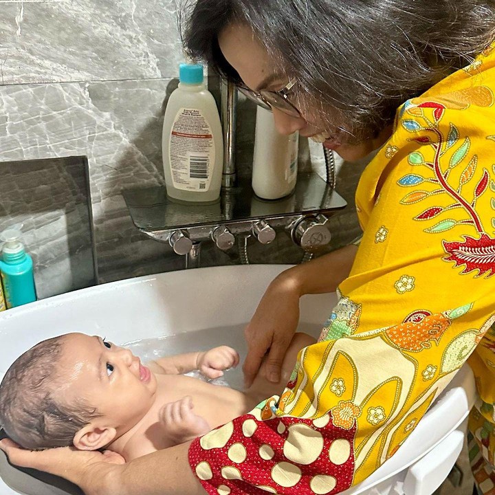 <p>"Momen terbaik. Saling bahagia. Sangat berharga. Agustus 2023," kata Sri Mulyani dengan menggunakan Bahasa Inggris dan menyisipkan emotikon hati. (Foto: Instagram: @smindrawati)</p>