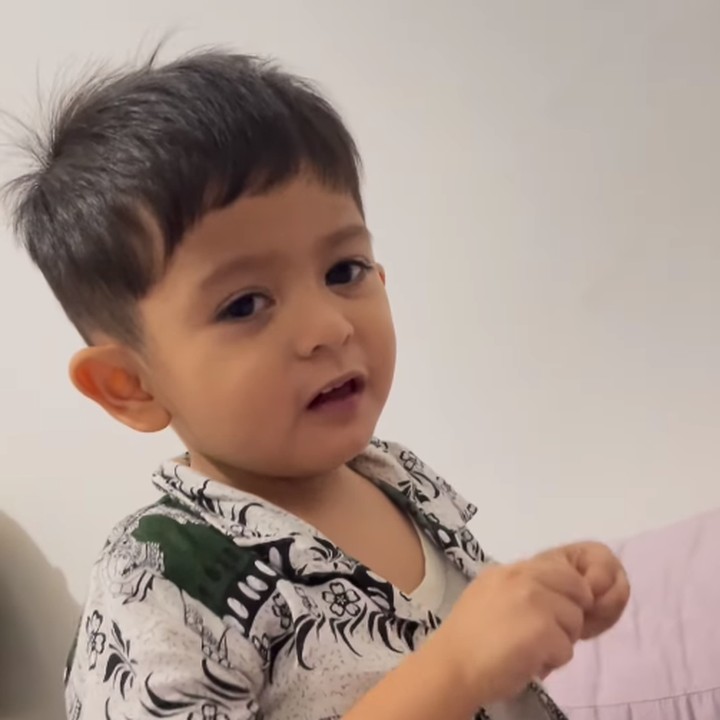 <p>Beberapa waktu lalu, Shasadilla putri Iis Dahlia mengungkap rasa sayang pada Syaki karena merasa memiliki kisah yang sama, yang harus menyaksikan kedua orang tuanya berpisah di usia yang masih sangat kecil. Ia memastikan Syaki akan bahagia dengan kasih sayang orang-orang di sekitarnya. (Foto: Instagram: @nadyamustikarahayu)</p>