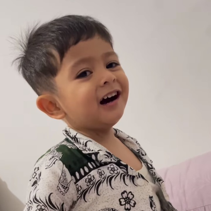 <p>Banyak netizen yang menyebut tingkah Syaki sangat menggemaskan. Tak sedikit yang mendoakan agar Syaki tumbuh sehat dan saleh."<em>MasyaAllah</em> Syaki sehat selalu anak soleh," kata seorang netizen. "<em>MasyaAllah</em> Syaki sehat selalu ya ganteng," tutur yang lainnya. (Foto: Instagram: @nadyamustikarahayu)</p>