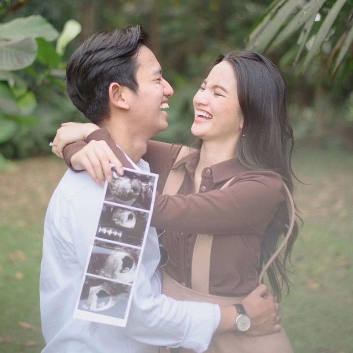 <p>Model dan kontestan Puteri Indonesia 2019, Sabrina Anggraini, hamil anak pertama. Istri istri pengusaha muda Belva Devara ini mengumumkan kabar kehamilannnya belum lama ini. Saat ini, usia kandungan Sabrina sudah memasuki trimester kedua, Bunda. (Foto: @belvadevara/ @sabrinaanggraini)</p>