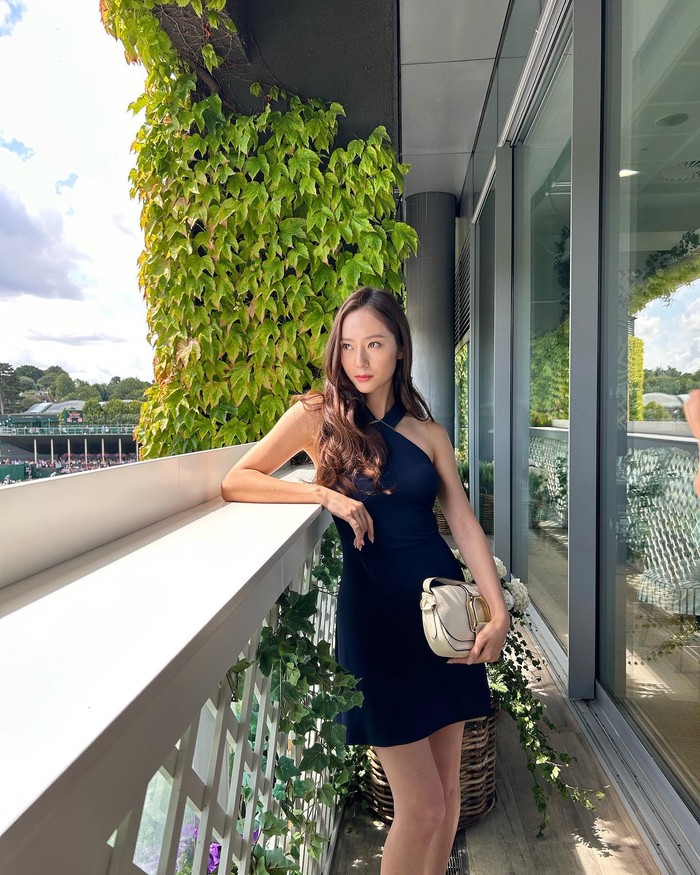 Sebelumnya, Krystal juga dipuji habis-habisan ketika menonton pertandingan tenis beberapa waktu lalu. Ia terlihat stunning dengan sleeveless midi dress warna biru. Look-nya memang konglomerat banget!/ Foto: instagram.com/vousmevoyez