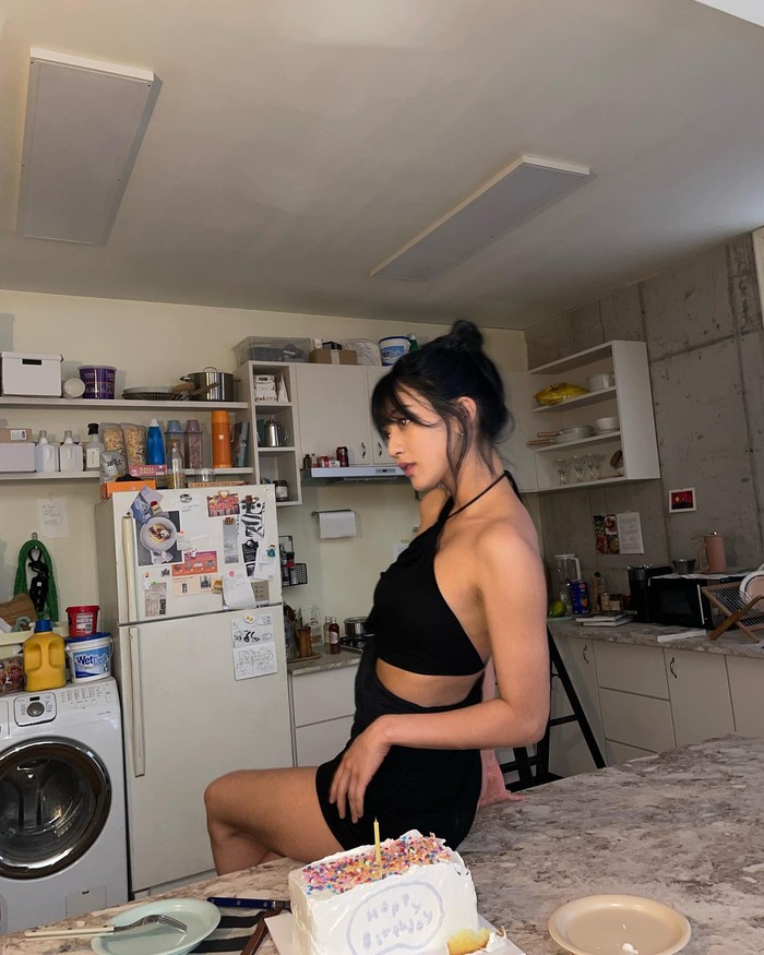 Segala outfit Jihyo tak pernah mengecewakan, terutama ketika menggunakan cut out dress yang memperjelas bentuk tubuhnya yang menawan. Belum lagi dengan riasan makeup yang sempurna./ Foto: instagram.com/_zyozyo/