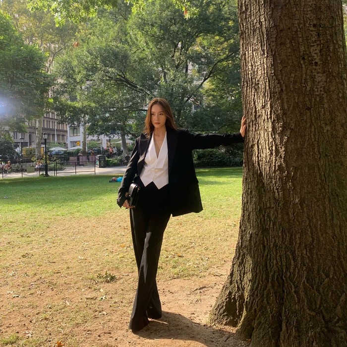 Seperti outfit-nya ketika jalan-jalan di New York dengan paduan suit blazer berwarna hitam yang dipadukan dengan inner vest warna putih. Terlihat elegan tanpa perlu bold makeup, bukan?/ Foto: instagram.com/vousmevoyez