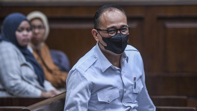 JPU KPK menghadirkan istri dan anak Rafael Alun dalam sidang lanjutan kasus dugaan penerimaan gratifikasi dan pencucian pada Rabu (8/11) ini.