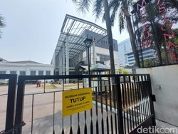 Papan Kuning di Gerbang Museum Nasional